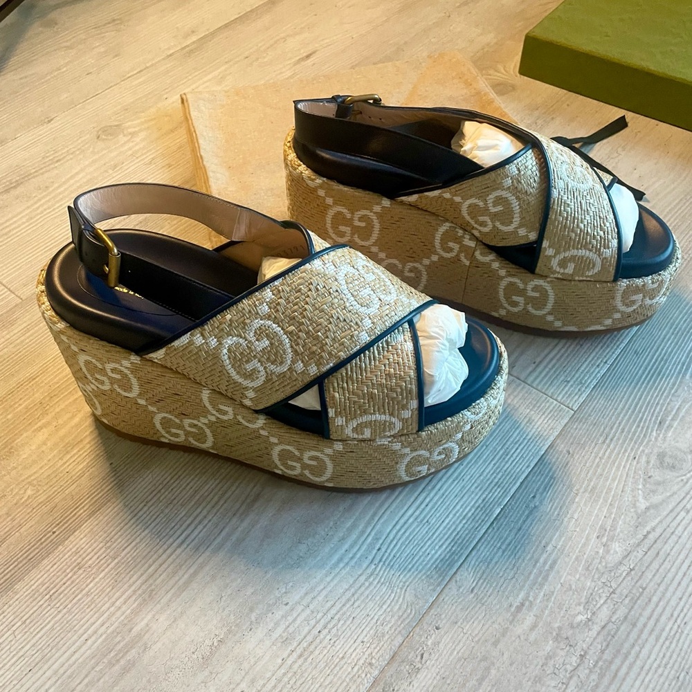 New in box Gucci Rafia wedge sandals in Natural/Blue